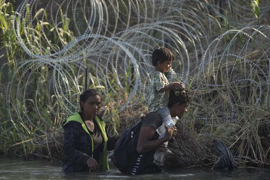 আমেরিকা আর মেক্সিকোর ৩১৪০ কিলোমিটার দীর্ঘ সীমান্ত ঘেরা রয়েছে ধারালো ব্লেড দেওয়া কাঁটাতারের বেড়া দিয়ে। সেই বেড়া এক লাফে পেরোতে হয় শরণার্থীদের। না পারলে জখম হবে শরীর। 