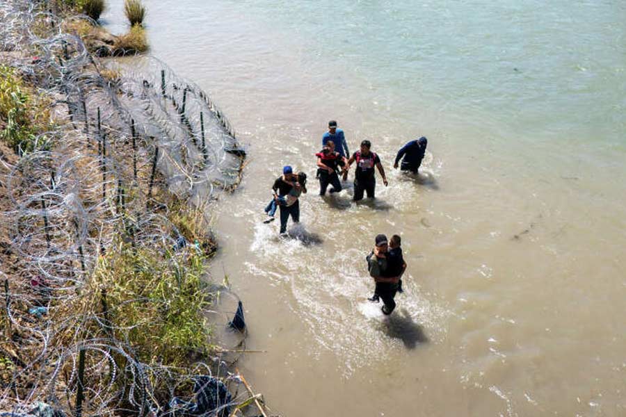 ঝুঁকি এড়াতে অনেকে তাই রিও গ্রান্ডে নদী সাঁতরে পার হওয়ার চেষ্টা করেন। কিন্তু এখানেও ঝুঁকি প্রবল। রিও নদীর জল বিপদ সীমার উপরে থাকে অধিকাংশ সময়ে। এর জলের স্রোতও সাঁতারের প্রতিকূল। 