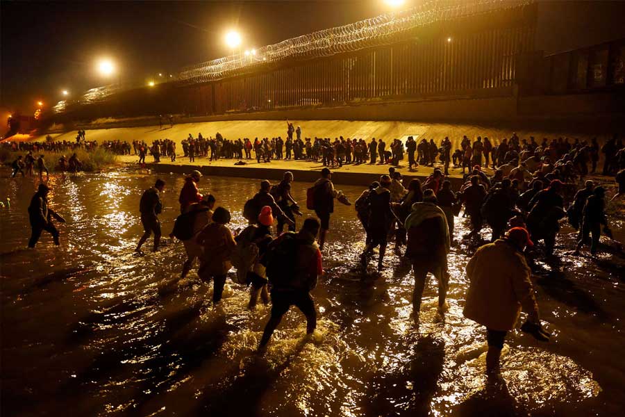 এই গোটা সফরের ন্যূনতম খরচ ১৫ লক্ষ টাকা। তবে তা বেড়ে ৭০ লক্ষ টাকাও ছুঁতে পারে কোনও কোনও ক্ষেত্রে। বেশি অর্থের বিনিময়ে কম ঝুঁকির সফরের একটি অন্য ডাঙ্কি রুট রয়েছে ঠিকই। কিন্তু সেই পথে প্রশাসনিক নজর পড়লেই শরণার্থীদের পুরনো পথে ফিরতে হয়। 