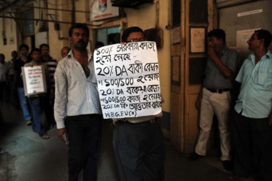 ডিএ বৃদ্ধি করায় কেন্দ্রীয় সরকারি কর্মীদের সঙ্গে রাজ্য সরকারি কর্মীদের মহার্ঘভাতার ফারাক কমে হল ৩৬ শতাংশ। কেন্দ্রীয় সরকারি কর্মীরা বর্তমানে ৪৬ শতাংশ ডিএ পান। 