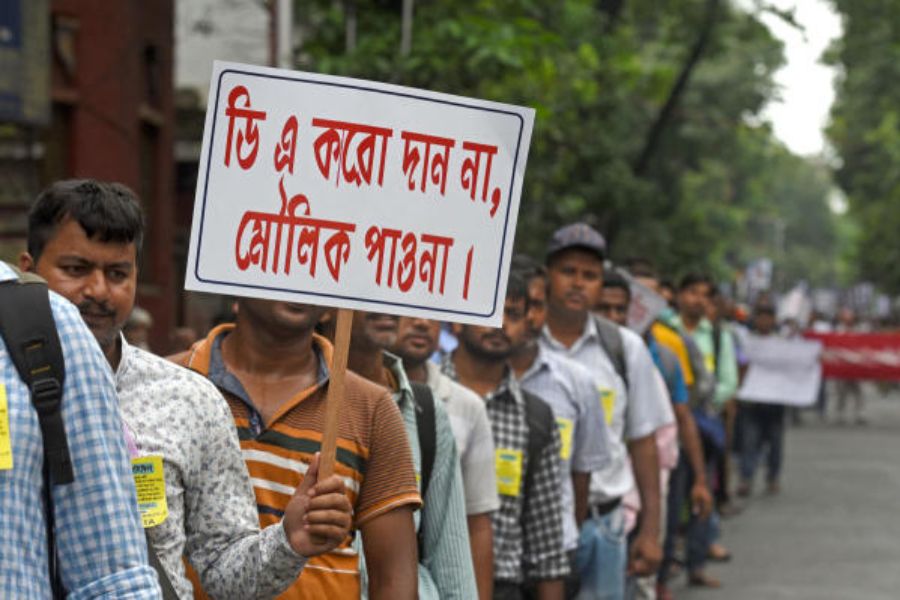 তবে সরকারের এই ঘোষণায় খুশি হতে পারেননি ডিএ বৃদ্ধির দাবিতে দীর্ঘ দিন ধরে আন্দোলনরত কর্মচারীরা। সংগ্রামী যৌথ মঞ্চের তরফে বিবৃতিতে জানানো হয়েছে, ডিএ-তে কেন্দ্র-রাজ্য ব‍্যবধান ৪০ শতাশ। ৪ শতাংশ ঘোষণা করা হয়েছে। একে ‘ভিক্ষা’ হিসাবে দেখছেন আন্দোলনকারীরা
