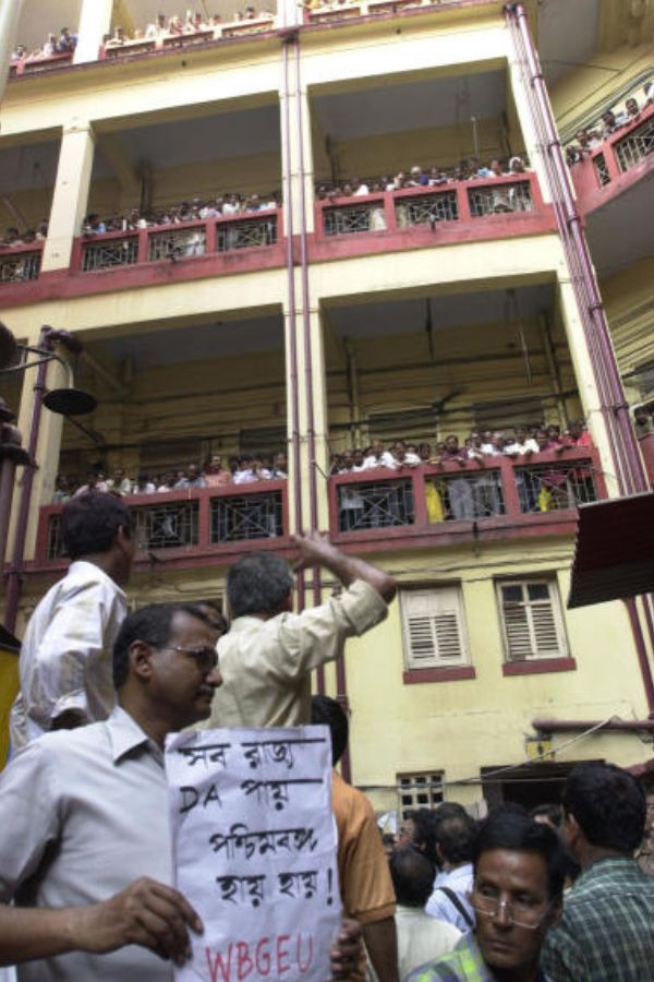 বিবৃতিতে বলা হয়েছে, ‘‘মাননীয়া মুখ‍্যমন্ত্রীকে বলি, এককের ঘরের শূন‍্যটা কোথায় গেল? শূন‍্যটাকে বাম দিকে না বসিয়ে চার এর ডান দিকে বসান। আমরা কিন্তু ভিক্ষা চাইছি না।’’