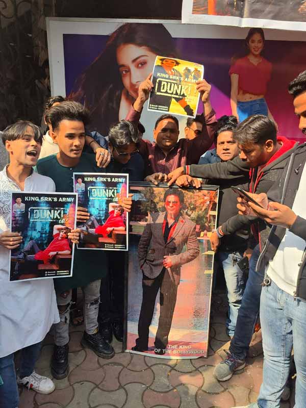 Fans celebrates Shah Rukh Khan’s Dunki release in Kolkata