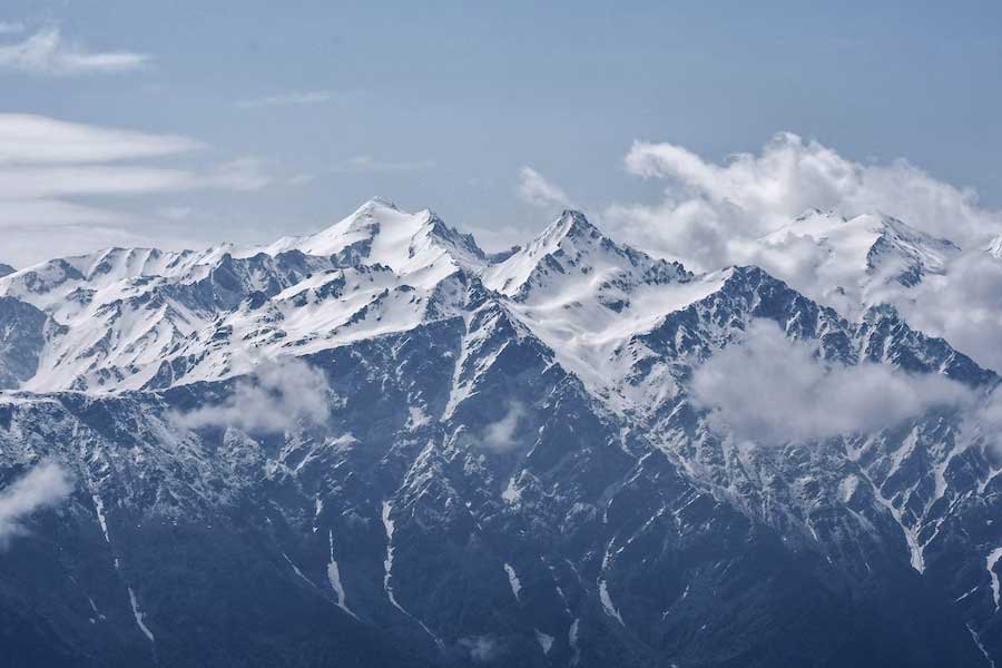 কুমায়ূন হিমালয়ের কোলে চির-দেবদারুর ছায়া আর মেঘ-কুয়াশায় মাখা এই শহরটির সৌন্দর্য দেখার জন্যই এখানে ছুটে আসেন পর্যটকেরা। শ্রীকান্ত, গঙ্গোত্রী, কেদারনাথ, বদ্রীনাথ, শতোপন্থ, কামেথ, দ্রোণগিরি, নন্দাদেবী, ত্রিশূল, নন্দকোট, পঞ্চশূল— একই ফ্রেমে এতগুলি পর্বতশৃঙ্গের দেখা মেলে এই আলমোড়াতেই।