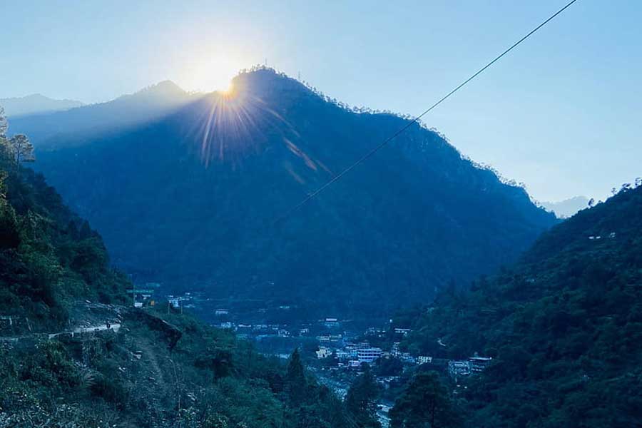 ১৯৯৩ সালে হওয়া সমীক্ষার সঙ্গে যুক্ত ছিলেন অধ্যাপক রাকেশচন্দ্র ভট্ট। তিনি জানান, ওই সময় মাটি খুঁড়ে কবর, শৌচালয়, বড় ব়ড় হাঁড়ির হদিস মিলেছিল।