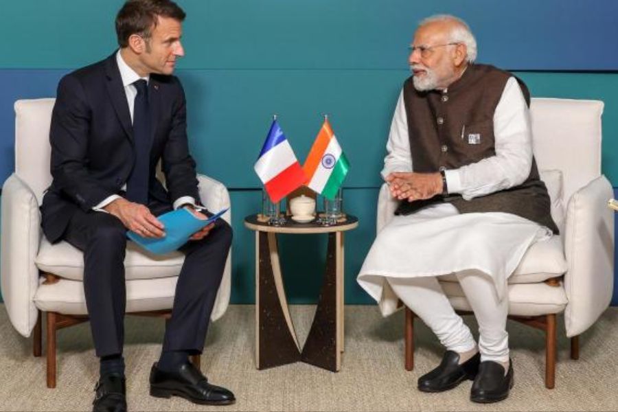 মোদী জানান, ফ্রান্সের প্রেসিডেন্টের সঙ্গে মধ্যাহ্নভোজনের সময় গুরুত্বপূর্ণ এবং কার্যকরী আলোচনা হয়েছে তাঁর। ফ্রান্স এবং ভারতের দ্বিপাক্ষিক সম্পর্ককে আরও উন্নত করার বিষয়ে সে বৈঠকে কথা হয় দুই রাষ্ট্রপ্রধানের।