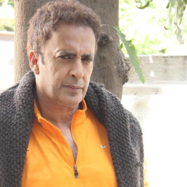 নব্বইয়ের দশকে ‘আর ইয়া পার’, ‘দিল কে ঝারোকে মে’, ‘কোয়ি কিসিসে কম নহি’ ছবিতে অভিনয় করতে দেখা যায় মামিককে। কিন্তু প্রতিটি ছবিই বক্স অফিসে মুখ থুবড়ে পড়ে।