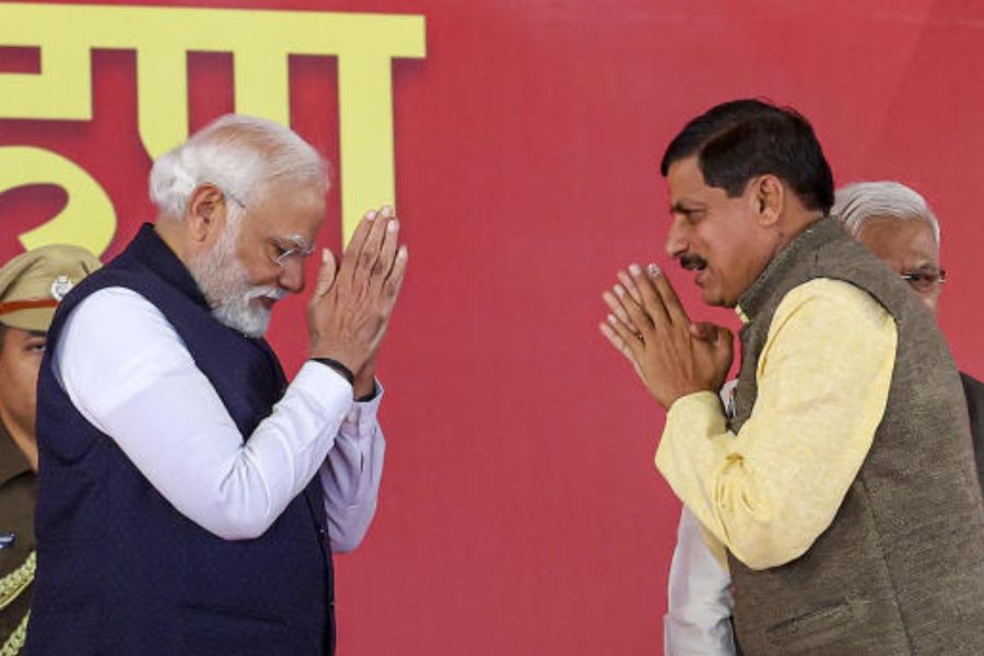 শৈশব অনটনের মধ্যে দিয়েই কেটেছে মধ্যপ্রদেশের নবনির্বাচিত মুখ্যমন্ত্রী মোহনের। তাঁর বাবা পুনমচাঁদ যাদব একটি কারখানায় কাজ করতেন। খুব সচ্ছল পরিবারে বড় হননি তিনি। অনটনের মধ্যেও নেতা হওয়ার লক্ষ্যে অবিচল ছিলেন তিনি। 