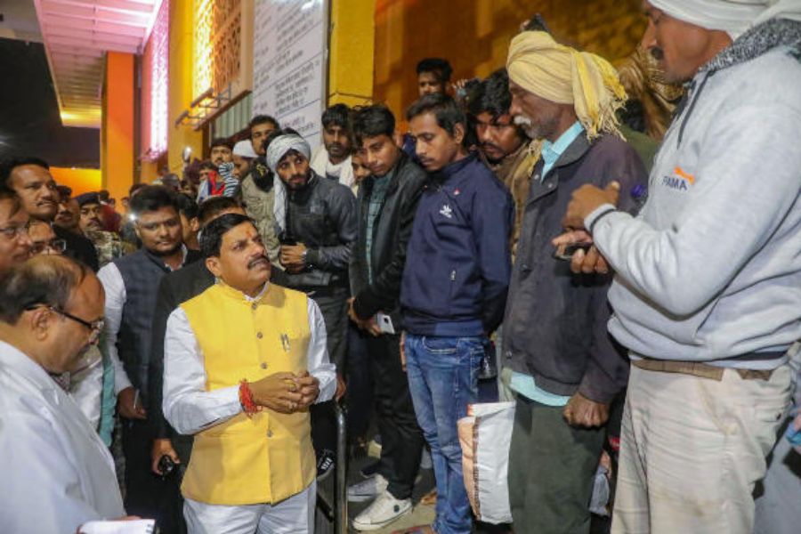 মধ্যপ্রদেশে এই বার শিবরাজ সিংহ চৌহানের বদলে ‘অচেনা’ মুখকে তুলে এনে চমক দিয়েছেন বিজেপি নেতৃত্ব। 