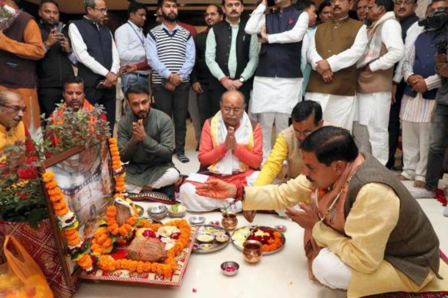 সম্প্রতি তাঁর রাজ্যে প্রশাসনিক ক্ষেত্রে বেশ কিছু বিধিনিষেধ আরোপ করেছেন তিনি। নতুন মুখ্যমন্ত্রী হিসাবে এই বিধিনিষেধ সম্বন্ধে বলেছিলেন, ‘‘ভারত সরকার যে ‘খাদ্য নিরাপত্তা বিধি’ চালুর সিদ্ধান্ত নিয়ে খোলাবাজারে মাছ, মাংস বিক্রির উপর নিয়ন্ত্রণ জারি করার কথা বলেছে, আমরা তা কঠোর ভাবে অনুসরণ করব।’’