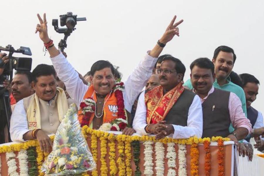 কয়েক দিন আগে মোহনের উপরেই আস্থা রেখেছেন বিজেপি নেতৃত্ব। মধ্যপ্রদেশ বিধানসভা নির্বাচনে বিজেপি ১৬৩টি আসনে জিতেছে। শিবরাজ সিংহ চৌহানের পর মোহনকেই মুখ্যমন্ত্রী হিসাবে বেছে নিয়েছেন বিজেপির শীর্ষ নেতৃত্ব।