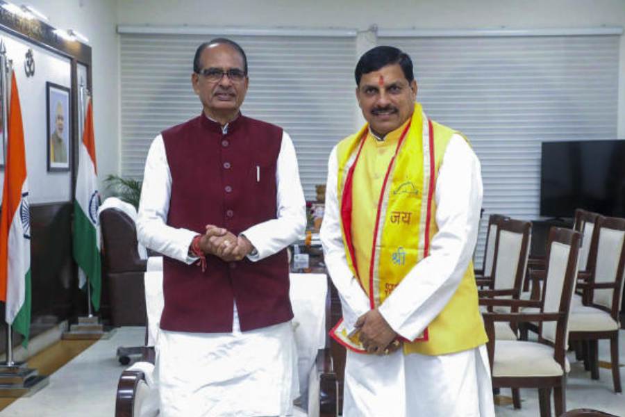 দিন কয়েক আগেই মধ্যপ্রদেশের কুর্সিতে বসেছেন তিনি। তবে শাসনে আসার পর থেকেই বিতর্ক যেন তাঁর পিছু ছাড়ছে না। প্রথমে মাইক ব্যবহার, আমিষ খাবার নিয়ে নিষেধাজ্ঞার পরে এ বার সর্বভারতীয় কুস্তি ফেডারেশনের ভোট নিয়ে নতুন করে আলোচনার মুখে তিনি। 