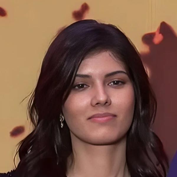 কখনও উৎকণ্ঠা, কখনও বা উচ্ছ্বাস— নিলাম চলাকালীন ঘুরেফিরে তাঁর নানা অভিব্যক্তি ধরছিল টেলিভিশন ক্যামেরার মুখ। সে সব দেখে নেটমাধ্যমে অনেকেরই প্রশ্ন, সানরাইজার্স হায়দরাবাদের এই মহিলা কে?