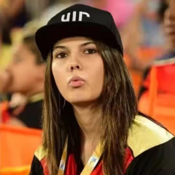 তিনি হায়দরাবাদের প্রতিনিধিত্বকারী আইপিএল দলের মালকিন, কাব্য মারান। যাঁর সৌন্দর্যে মাতোয়ারা পুরুষকুল। স্বভাব কবিরা পাতা ভরাচ্ছেন কাব্যকে নিয়ে কাল্পনিক মহাকাব্য রচনা করে। 