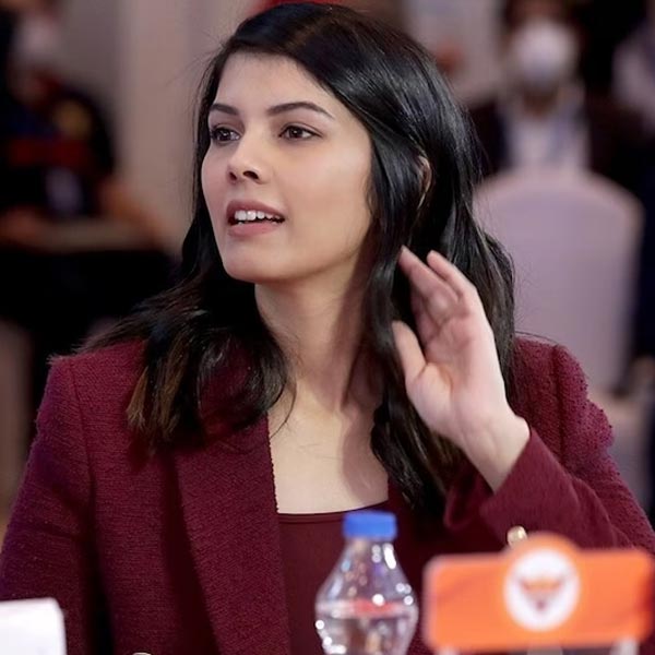 সানরাইজার্স হায়দরাবাদের সিইও এবং সহ-মালকিন কাব্য। দলের খেলোয়াড়দের নিয়ে যখন নিলাম চলে, ইদানীং সব ক্যামেরার লেন্স তাঁকেই তাক করে থাকে। তিনিই দলের হর্তাকর্তা, বিধাতা। 