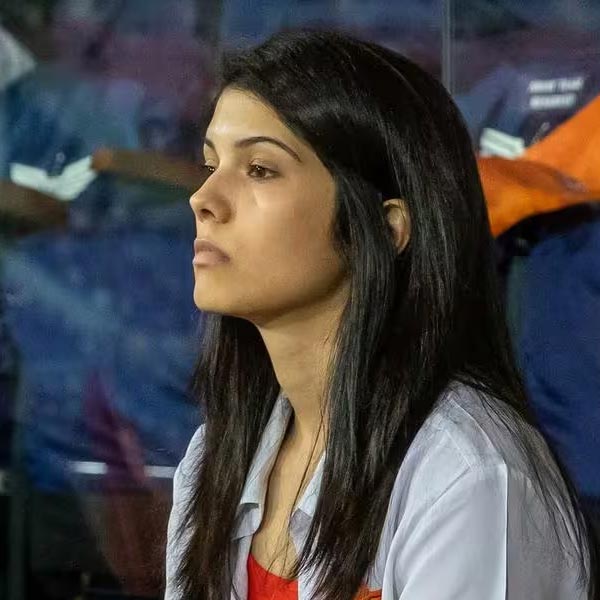 কিন্তু জানেন কি, কে এই কাব্য মারান? কোথা থেকে উঠে এসে সকলের চোখ টেনে নিলেন তিনি! কী তাঁর পরিচয়? কেনই বা তাঁকে ঘিরে যাবতীয় আকর্ষণ? আসুন, জেনে নেওয়া যাক, কাব্যকে নিয়ে সব প্রশ্নের উত্তর। 