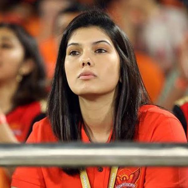 হায়দরাবাদের সান গোষ্ঠীর চেয়ারম্যান তথা ‘মিডিয়া ব্যারন’ কালানিধি মারানের মেয়ে কাব্য। বাবার সঙ্গে মেয়েও হায়দরাবাদ সানরাইজার্স দলের মালকিন। ২০১৮ সাল থেকে কাব্য দলের সিইও হিসাবে আছেন। কিন্তু পাদপ্রদীপের তলায় আসেন গত বছর নিলামের সময়। 