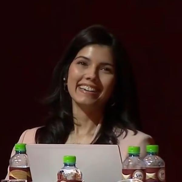 চেন্নাইয়ের স্টেলা মারিস কলেজ থেকে বাণিজ্যে স্নাতক হওয়ার পর এমবিএ ডিগ্রি নিতে আমেরিকায় গিয়েছিলেন কাব্য। নিউ ইয়র্ক বিশ্ববিদ্যালয়ের লিওনার্ড স্টার্ন স্কুল অব বিজনেস থেকে বিজনেস ম্যানে়জমেন্টের পড়াশোনা শেষে দেশে ফেরেন। তার পর পারিবারিক ব্যবসার দায়িত্ব কাঁধে তুলে নেন কাব্য।