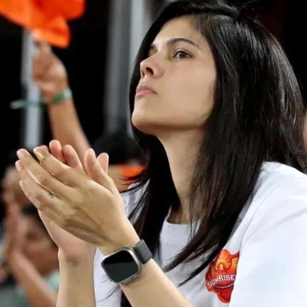 আইপিএল দল ছাড়া সান মিউজিক এবং সান টিভি-র এফএম রেডিয়ো চ্যানেলের সঙ্গেও যুক্ত রয়েছেন কাব্য। মিডিয়া ব্যারন কলানিধির মেয়ের রাজনীতির সঙ্গেও ঘনিষ্ঠ যোগাযোগ রয়েছে।