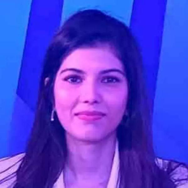 অনেকেই হয়তো জানেন না, কাব্যর বাবা সম্পর্কে তামিলনাড়ুর প্রাক্তন মুখ্যমন্ত্রী এম করুণানিধির নাতি। তবে রাজনৈতিক পরিমণ্ডলে বড় হলেও সক্রিয় রাজনীতির বদলে ব্যবসাকেই পেশা হিসাবে বেছে নিয়েছেন কাব্য। ডিএমকে নেতা তথা প্রাক্তন কেন্দ্রীয় মন্ত্রী দয়ানিধি মারানের ভাইঝি বাবার ব্যবসার দিকেই ঝুঁকেছেন।