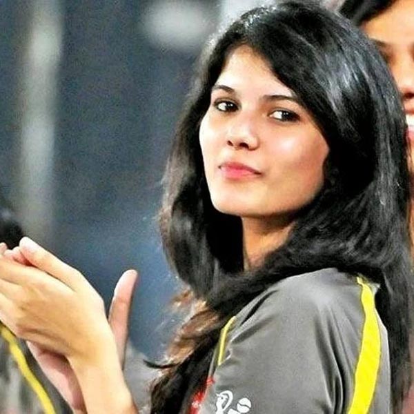 ১৯৯২ সালের ৬ অগাস্ট কালানিধি এবং কাবেরী মারানের কোলে জন্ম কাব্যর। ছোট থেকেই ব্যবসায়িক পরিমণ্ডলে বেড়ে ওঠা। সেই সঙ্গে ক্রিকেটের প্রতি প্রেমও ছোট থেকেই। এহেন কাব্যর প্রেমে হাবুডুবু পুরুষের সংখ্যা যে কম নয়, তা বলাই বাহুল্য। 