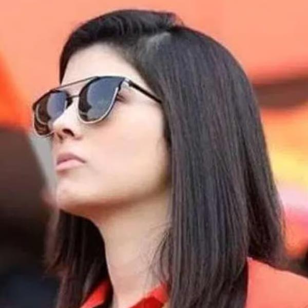 সানরাইজার্স কিনেছে কেপ টাউনের দল। ভারতে আইপিএল তখন না থাকায় গত বার দক্ষিণ আফ্রিকার টি-টোয়েন্টি লিগে নিজের দলকে সমর্থন করতে গিয়েছিলেন কাব্য। সেখানেই আচমকা পেয়েছিলেন বিয়ের প্রস্তাব। 