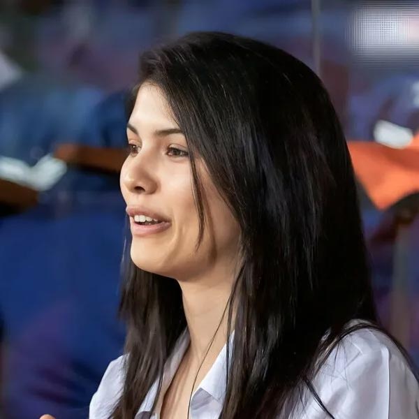 দক্ষিণ আফ্রিকার ঘাসের গ্যালারিতে সে দিন এক দর্শককে বসে থাকতে দেখা গিয়েছিল। তাঁর হাতে ধরা ছিল একটি কার্ডবোর্ড। যেখানে লেখা, “কাব্য মারান, তুমি কি আমাকে বিয়ে করবে?” পাশে ছিল একটি লাল হৃদয়ের চিহ্ন।