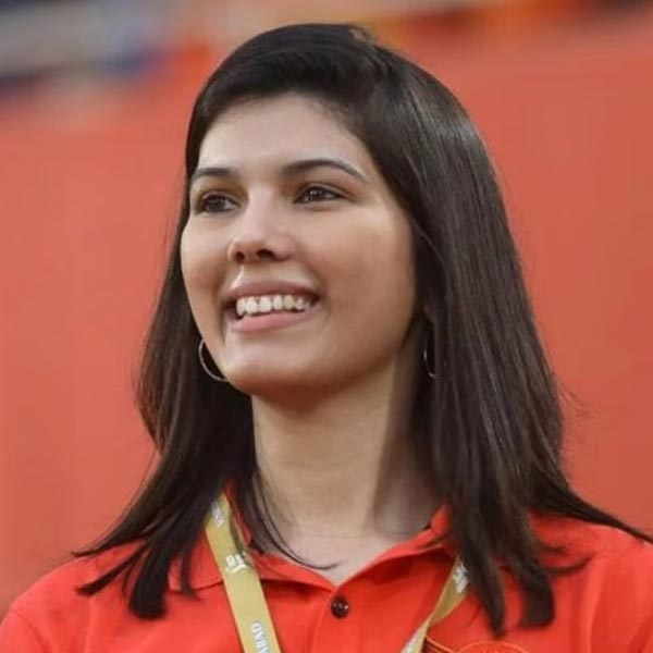 প্রতি বছরই নিলামে শক্তিশালী দল গড়ার চেষ্টা করে সানরাইজার্স হায়দরাবাদ। কিন্তু মাঠে নেমে প্রত্যেক বারই প্রাপ্তি ব্যর্থতা। ম্যাচের পর ম্যাচ গ্যালারিতে বিমর্ষ মুখে বসে থাকতে দেখা যায় দলের অন্যতম মালিক কাব্য মারানকে। কিন্তু তাঁকে এ ভাবে বসে থাকতে দেখতে ভাল লাগে না মেগা তারকা রজনীকান্তের। তামিল সিনেমার মহাতারকা একটি অনুষ্ঠানে এসে দলের মালিককে আরও শক্তিশালী দল গড়ার অনুরোধ পর্যন্ত করেছিলেন।