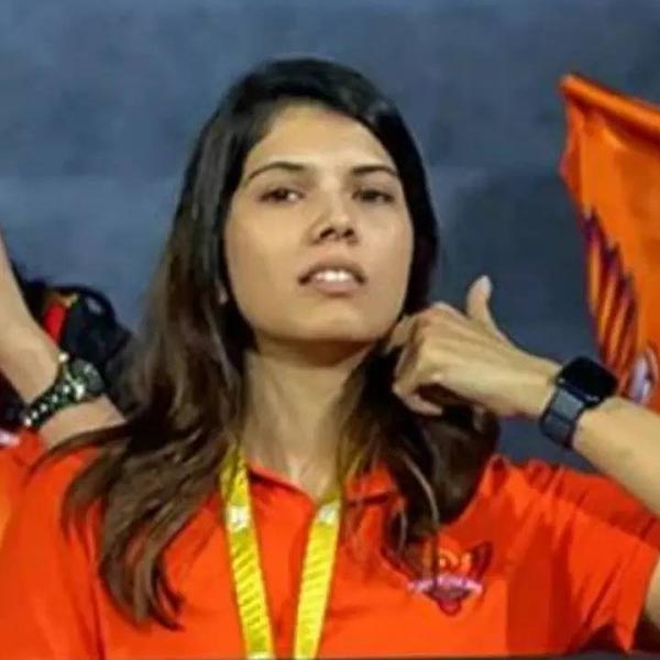 বয়স সবে তিরিশের কোঠা পেরিয়েছে। প্রেমের সম্পর্কে আছেন, এমন কথাও শোনা যায় না। আবার ‘সিঙ্গল’ যে তা-ও মানতে নারাজ ভক্তকুল। আইপিএলের নিলামে লক্ষ পুরুষের হৃদয়ে ঝড় তোলা কাব্যকে নিয়ে তাই চায়ের কাপের পাশাপাশি সুনামি ওঠে বিয়ারের গ্লাসেও।