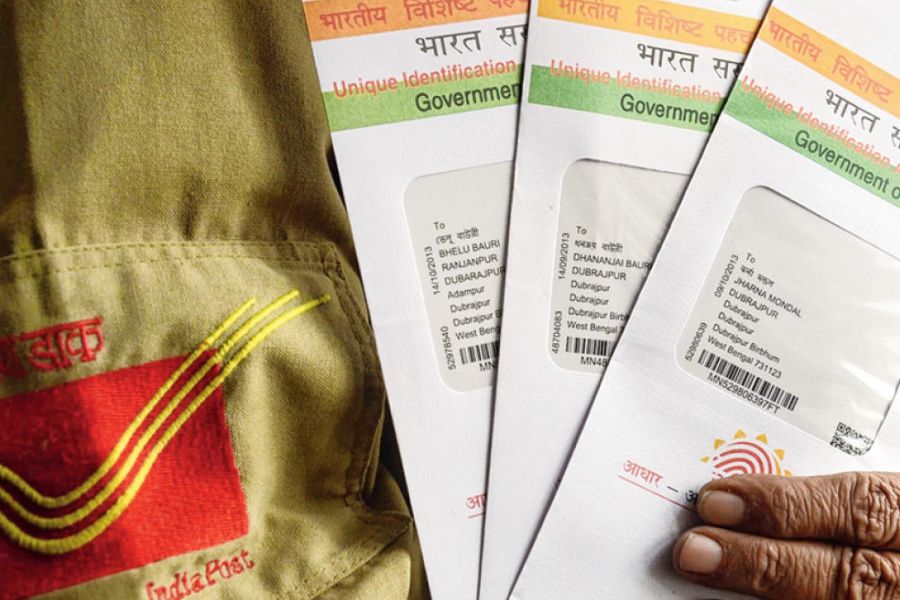 আঙুলের ছাপ দিয়ে প্রতারণায় জেরবার গ্রাহকেরা। সঙ্গে দোসর আধারের সঙ্গে ব্যাঙ্ক অ্যাকাউন্টের যোগ স্থাপন। সেই অপরাধের সম্ভাবনা থেকে মুক্তি দিতে ন্যাশনাল পেমেন্টস কর্পোরেশন অব ইন্ডিয়া (এনপিসিআই)-এর নতুন নির্দেশ, ব্যাঙ্কগুলিকে আঙুলের ছাপ দিয়ে আধার যাচাই করে টাকা তোলার ব্যবস্থা বন্ধ করতে হবে। 