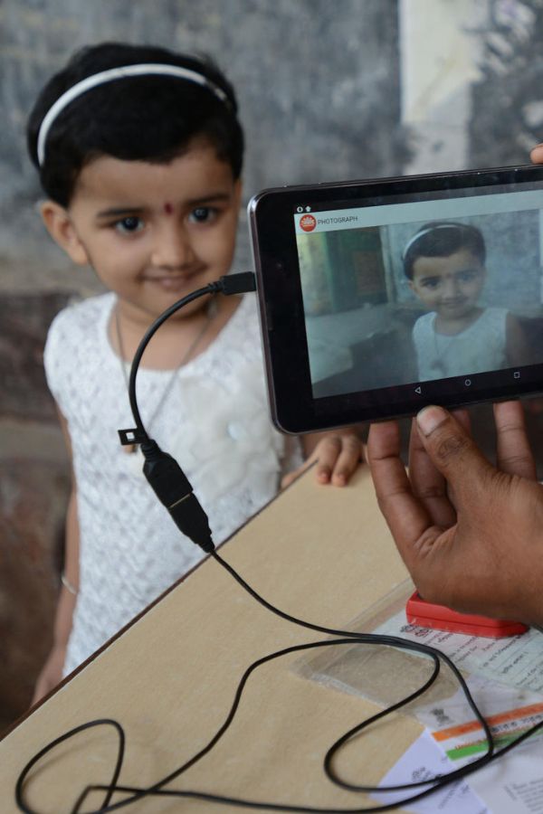 এই সংস্থাই অনলাইনে টাকা মেটানোর বিষয়টি দেখাশোনা করে। ইদানীং গ্রাহকের অজান্তে তাঁর আধারের সঙ্গে যুক্ত ব্যাঙ্ক অ্যাকাউন্ট থেকে আঙুলের ছাপ নকল করে টাকা হাতিয়ে নেওয়ার অভিযোগ বাড়ছে। সেই কথা মাথায় রেখেই এই সিদ্ধান্ত এনপিসিআইয়ের। 