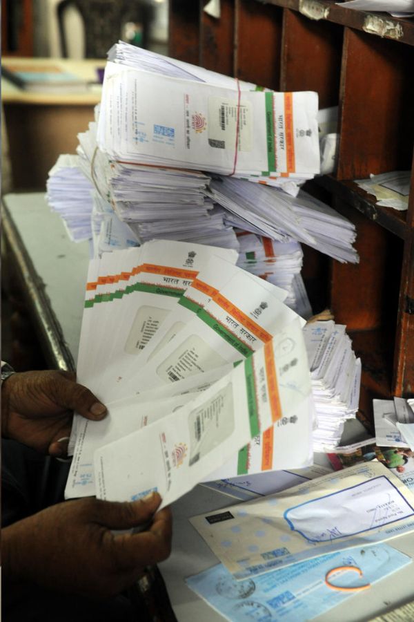 তবে গ্রাহক চাইলে এই সুবিধা চালু রাখতে ব্যাঙ্কে আবেদন করতে পারবেন। সম্প্রতি অভিযোগ উঠেছে, বহু গ্রাহকের আধারের বায়োমেট্রিক তথ্য হিসেবে দেওয়া আঙুলের ছাপ চুরি করছে প্রতারকেরা।