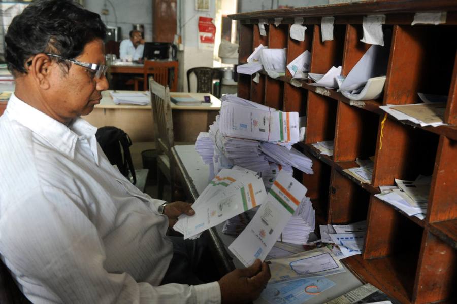 তার পরে তাঁদের আধার ব্যবহার করে টাকা হাতাচ্ছে। এনপিসিআইয়ের দাবি, এই ধরনের প্রতারণা রুখতেই এমন নির্দেশ।