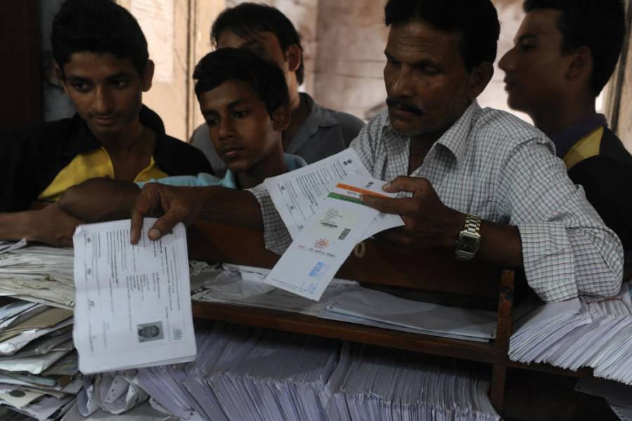 ব্যাঙ্কিং সূত্রের খবর, প্রায় ৯০% ব্যাঙ্ক অ্যাকাউন্টের সঙ্গে আধার যুক্ত। গ্রাহক পরিষেবা কেন্দ্রে আধার কার্ড ও আঙুলের ছাপ দিয়ে সেগুলি থেকে এক দফায় ১০,০০০ টাকা পর্যন্ত তুলতে পারেন গ্রাহক। 