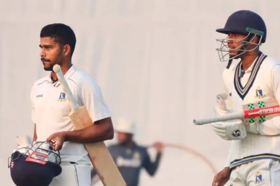 অভাব, অনটনের মধ্যে দিন কাটিয়েও স্বপ্নপূরণ করা যায়। এই কথা চোখে আঙুল দিয়ে  দেখিয়ে দিতে পারেন একজন যোদ্ধাই। যেমন, বাংলার অনূর্ধ্ব-১৯ দলের স্পিনার প্রিয়াংশু পটেল।