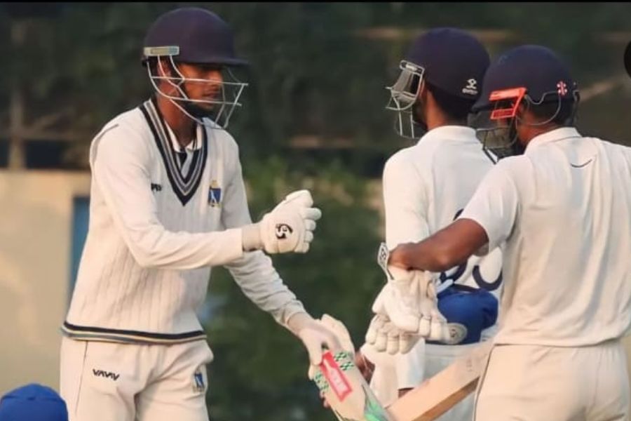 ময়দানে অনেক ক্রিকেটারই আছেন যাঁদের কাছে প্রত্যেক দিন বাস ভাড়া দিয়ে অনুশীলনে আসারও সামর্থ নেই। তাঁদের মধ্যে কেউ কেউ ভাবেন, ‘‘আজ যদি ৩০ টাকা খরচ করে ফেলি, কাল কার কাছে হাত পাতব?’’