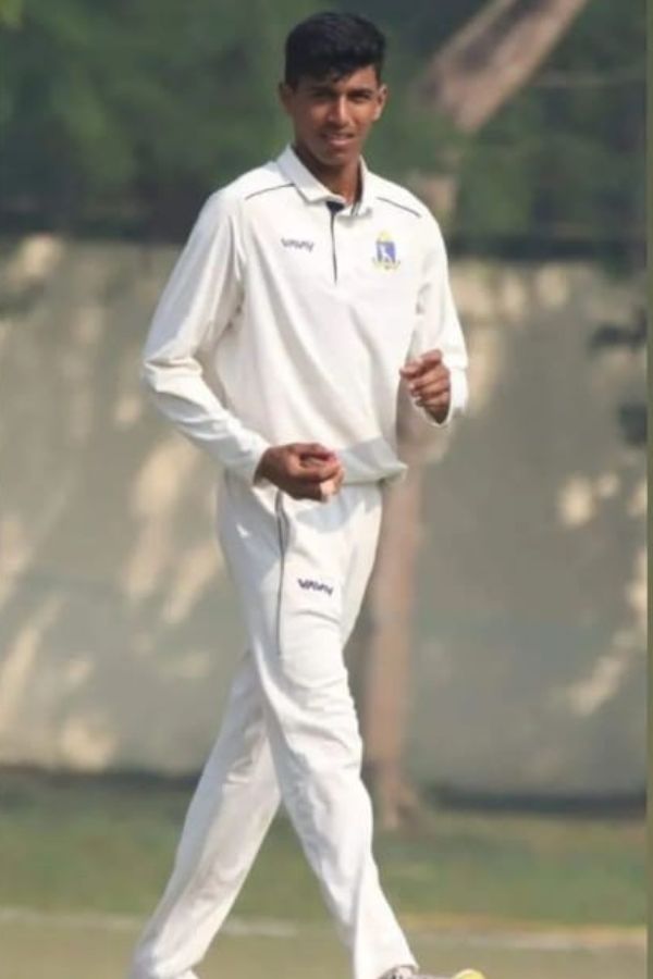 দ্বিতীয় ডিভিশনে বেশির ভাগ ক্লাবই ক্রিকেটারদের টাকা দিতে পারে না। যাতায়াতের ভাড়াটুকুও দেওয়া হয়ে ওঠে না।