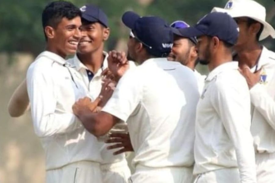 বলছিলেন, ‘‘আমার বাবা খুব পরিশ্রম করেন। কলকাতার ভয়াবহ গরমেও গাড়ি পাহারা দিতে হত বাবাকে। ছেলে হয়ে কী করে এই কষ্ট দেখি বলুন তো?’’