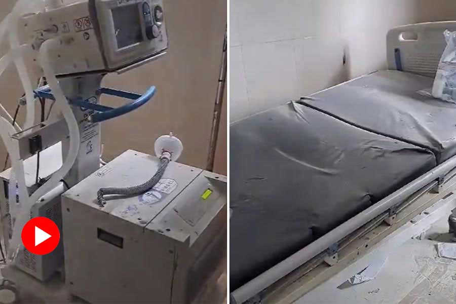 Desperate patient smoke bidi in ICU sparks fire, before alert hospital staff douses it, video went viral.