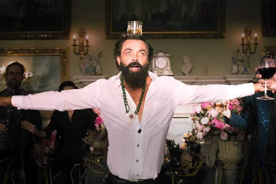 এর মধ্যেই প্রবেশ আব্রার-রূপী ববির। মাথায় সুরাপাত্র রেখে শুরু করলেন গানের তালে নাচ। এই দৃশ্য ক্যামেরাবন্দি করে সমাজমাধ্যমে আপলোডের এমন হিড়িক পড়ে যায় যে, ছবির প্রযোজক সংস্থা সিদ্ধান্ত নেয় ছবিতে ববির কিছু ক্লিপিং-সহ গানটিকে আলাদা করে আপলোড করার। কারণ, ছবির টিজ়ার বা ট্রেলারে গানটির কোনও ঝলক দেখা যায়নি। বলা ভাল, খানিকটা গণদাবি মেনেই গানটিকে আপলোড করেন প্রযোজনা সংস্থার কর্তৃপক্ষ। 