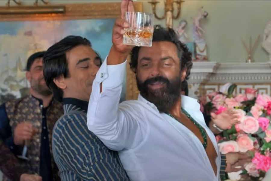 এখন প্রশ্ন, এই গান কোথাকার? কারাই বা গেয়েছেন গানটি? ছবির সঙ্গীত পরিচালক হর্ষবর্ধন রামেশ্বর। ছবির অন্যান্য গান ‘অরিজিন্যাল’ সাউন্ডট্র্যাকে থাকলেও, সেই তালিকায় ‘জামাল কুদু’ নেই। কারণ, এই গানটি হর্ষবর্ধনের নিজের কম্পোজিশন নয়। এটির উৎস সম্পূর্ণ ভিন্‌দেশি।