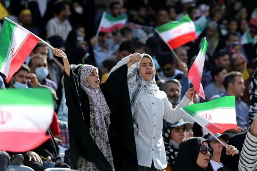  ‘জামাল কুদু’ বা ‘জামাল জামালু’ গানটি ইরানের। দক্ষিণ ইরানের পারস্য উপসাগরের তীরবর্তী অঞ্চলে এই গানটি নাকি কয়েকশো বছর ধরে গাওয়া হয়। সেখানে এটি ‘বন্দরি গান’ হিসাবে পরিচিত। প্রসঙ্গত, বাংলা ‘বন্দর’ শব্দটি এসেছে পারসিক ভাষা থেকেই। সে দিক থেকে দেখলে, ‘জামাল কুদু’ বন্দরবাসী জনগোষ্ঠীর গান।