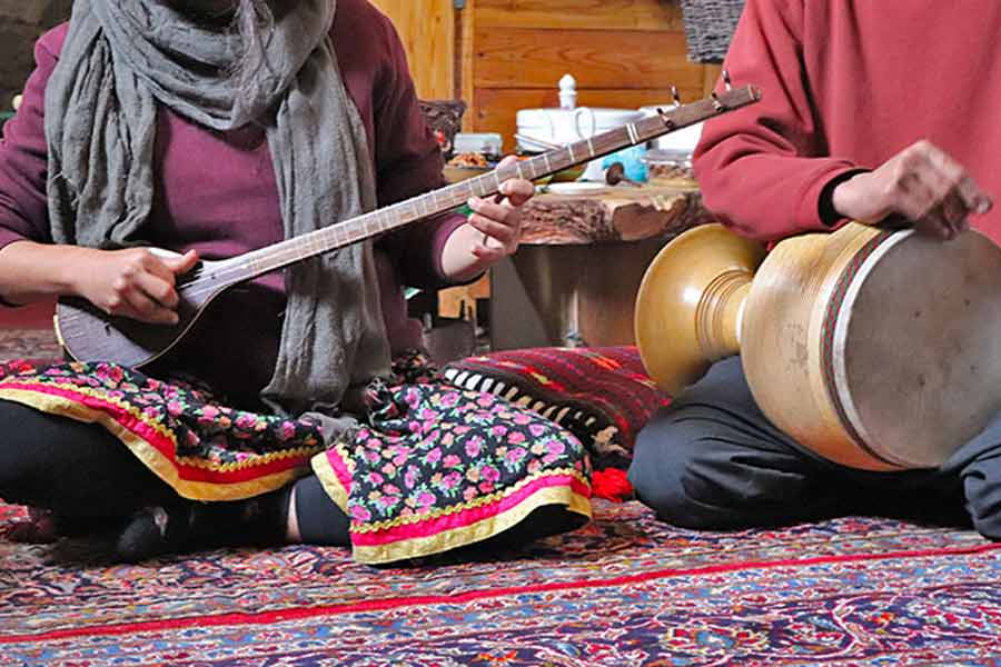 ফারসি ভাষায় ‘জামাল’ শব্দটির অর্থ ‘সুন্দর’। গানের বাণীতে সেই সুন্দরেরই বন্দনা করা হয়েছে। গানটিতে ব্যবহৃত হয়েছে তার, সন্তুর, ডাফ ইত্যাদির মতো ঐতিহ্যবাহী ইরানি বাদ্যযন্ত্র। এই গানের হারমনি অংশটি যেন চিরমিলনের কথা ভেবেই রচিত।