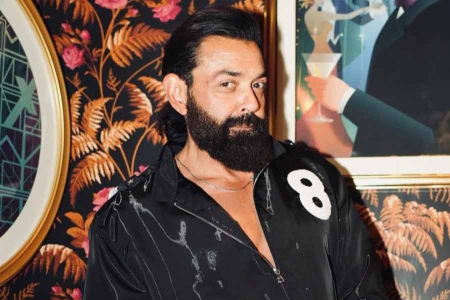 উৎস যা-ই হোক, এই মুহূর্তে এই গানের আনুষঙ্গিক নানা খুঁটিনাটি নিয়ে ব্যস্ত নেটাগরিকরা। সবার আগে যা নজরে আসছে, তা ববি দেওলের ‘নতুন উপাধি’। নেটমাধ্যম তাঁকে ‘লর্ড ববি’ বলে সম্বোধন করছে। অনেকের ধারণা, ‘অ্যানিম্যাল’ ছবিতে তাঁর রাজসিক ‘এন্ট্রি’-ই তাঁর এই ‘উপাধি’র কারণ। কিন্তু, গল্পটা মোটেই সে রকম কিছু নয়।