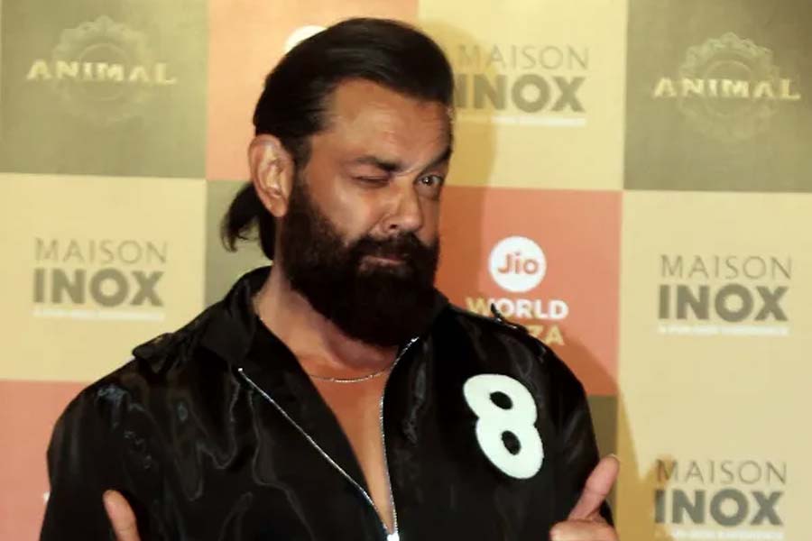 এক্স (সাবেক টুইটার’)-এ ‘ববিউড’ নামে একটি পেজ রয়েছে। সেখানে ববি দেওলকে নিয়ে বিভিন্ন মাত্রার রসিকতা হয়েই থাকে। সেখানেই হিন্দি ছবির একাংশের দর্শকের বক্তব্য, ববি নাকি অধিকাংশ ছবিতেই এমন সব চরিত্রে অভিনয় করেন, যাদের মাথামুন্ডু বোঝা দায়। আর সে সব নিয়ে ববির নিজের কোনও হেলদোল নেই। তিনি অনায়াস ভঙ্গিমায় সেই সব আজগুবি চরিত্রে অভিনয় চালিয়ে যান। এই ‘কিছুতেই কিছু যায়-আসে না’ মানসিকতার কারণেই তাঁকে ‘লর্ড’ আখ্যা দেওয়া হয়। সমাজমাধ্যমের পাতায় নিয়মিত প্রকাশ পায় ‘লর্ড ববি মিম সিরিজ়’। ‘অ্যানিম্যাল’-এ এক নির্বাক চরিত্রে অভনয় করে তাক লাগিয়ে দিয়েছেন ববি। তবে এ বার আর ব্যঙ্গ নয়, ‘লর্ড’ উপাধিটি অভিনেতার নামের আগে বসছে বেশ সম্ভ্রমের সঙ্গেই।