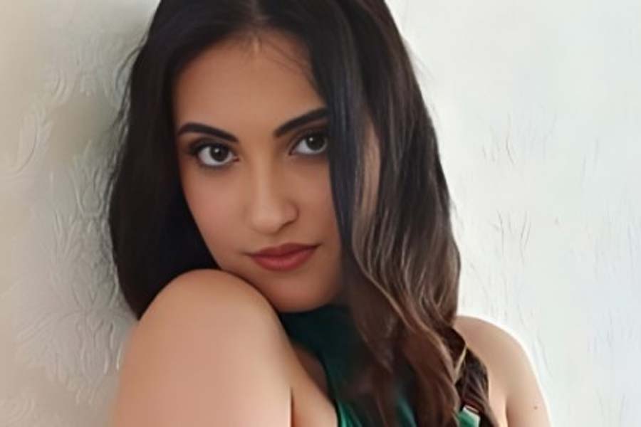 ‘লর্ড ববি’র পরেই যিনি শিরোনামে উঠে এসেছেন ‘জামাল কুদু’ সূত্রে, তিনি ওই গানের দৃশ্যায়নে উপস্থিত এক সুন্দরী। হাস্যময়ীর চেহারাই বলে দিচ্ছে, তিনি ভারতীয় নন। খোঁজ খবর করে জানা যাচ্ছে, তিনি ইরানেরই কন্যা। নাম, তানাজ় দাভুদি। পেশায় মডেল এবং নৃত্যশিল্পী তানাজ় সামান্য কয়েক মুহূর্তের উপস্থিতিতেই নজর কেড়েছেন। আপাতত তাঁকে নিয়েও উদ্বেল নেটমাধ্যম।