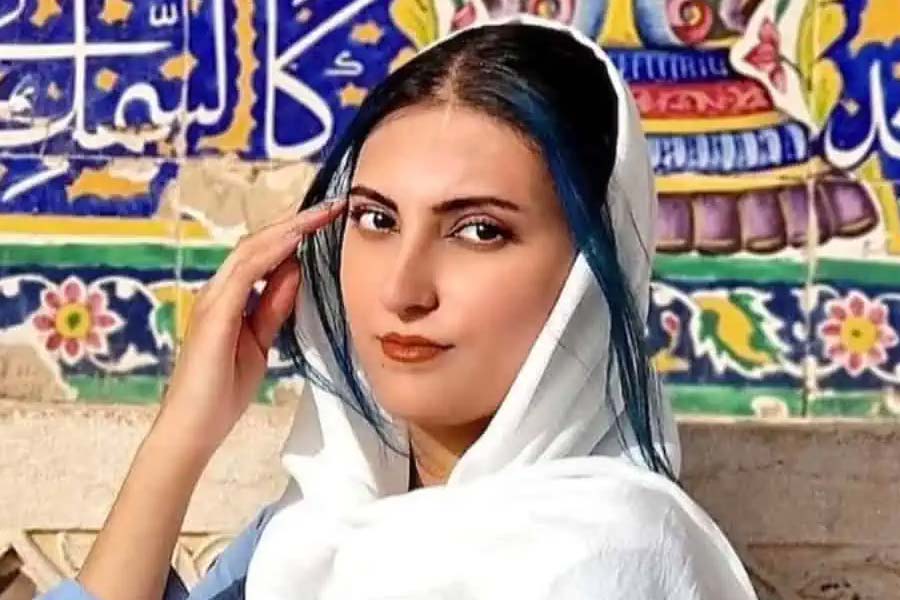 ‘জামাল কুদু’ নিয়ে বলিউডে আলোচনা আবার সম্পূর্ণ অন্য এক কারণে। এর আগে এই গান কোনও বলি-ছবিতে ব্যবহৃত হয়নি। কিন্তু বলিউডের এক কালের শিহরন জাগানো অভিনেত্রী মুমতাজ়ের সঙ্গে এই গানের এক নিবিড় যোগের কথা জানালেন অভিনেত্রীর বোনঝি শেহনাজ় রণধাওয়া। জানা গিয়েছে, যে কয়্যার গ্রুপ এই গানটি ছবির জন্য গেয়েছে, তার অন্যতম সদস্য শেহনাজ়।