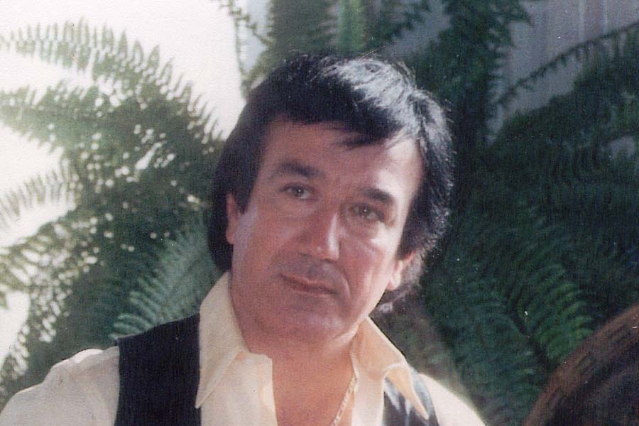 অন্য দিকে আবার এমন কথাও শোনা যাচ্ছে যে, ‘জামাল কুদু’র যে সংস্করণটি ‘অ্যানিম্যাল’-এ গাওয়া হয়েছে, সেটি নাকি আসল গানটি নয়। ইরানের আধুনিক কবি বিজান সামান্দার (১৯৪১-২০১৯) পরম্পরাগত গানটিকে নতুন রূপ দেন। কবি বিজান নামকরা সঙ্গীতজ্ঞও ছিলেন। বিপ্লব পূর্ববর্তী ইরানের সঙ্গীতজগতে তিনি বেশ সক্রিয় গায়ক ও তার (ইরানি বাদ্যযন্ত্র)-বাদকও ছিলেন। আপাতত ‘অ্যানিম্যাল’-এর কল্যাণে বিজানও উঠে এসেছেন আলোচনায়। 