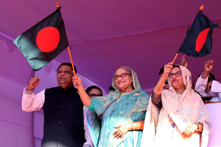 হাসিনা সরকার নির্বাচনে অংশ না-নেওয়া দলগুলির সভা-সমাবেশের উপর নিষেধাজ্ঞা জারি করায় মুখে কালো কাপড় বেঁধে প্রতিবাদ জমায়েত করেন বামজোটের নেতা-কর্মী-সমর্থকেরা।