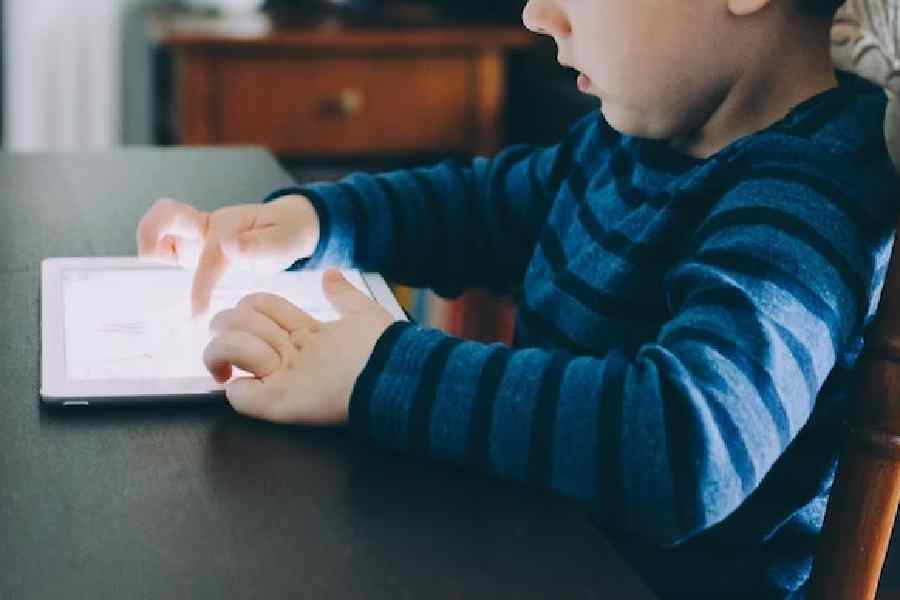 Five tips to control screen time in kids 